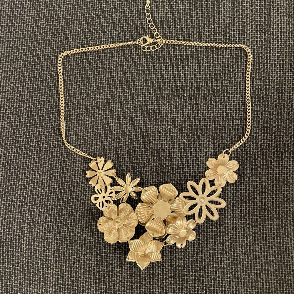Brand new Retro Bib metal brushed gold tone Floral pearl necklace - Picture 4 of 10